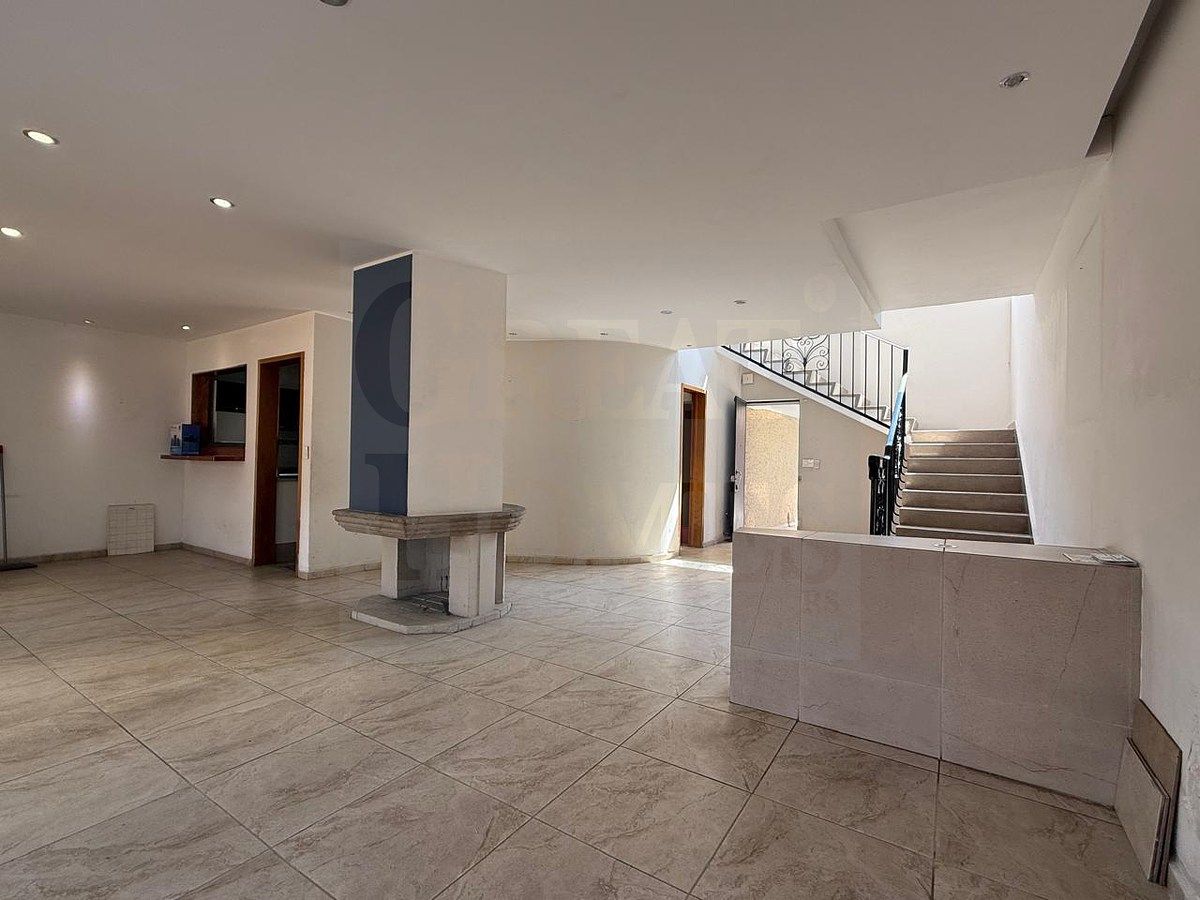 14 of 16: Espaciosa area social