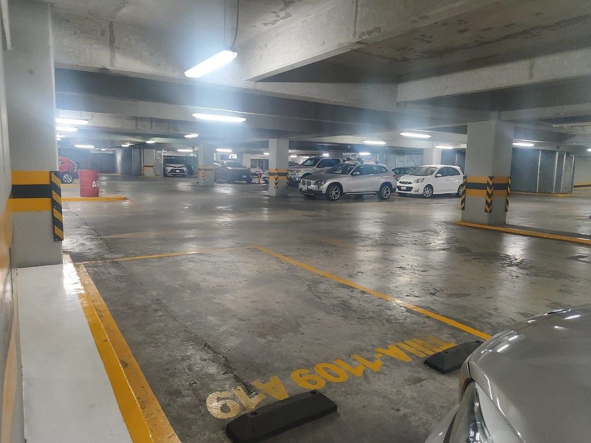 13 of 44: Estacionamiento 1