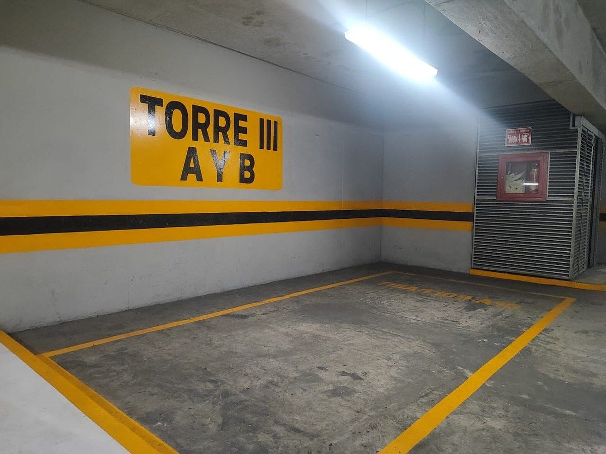 17 of 44: Estacionamiento 2