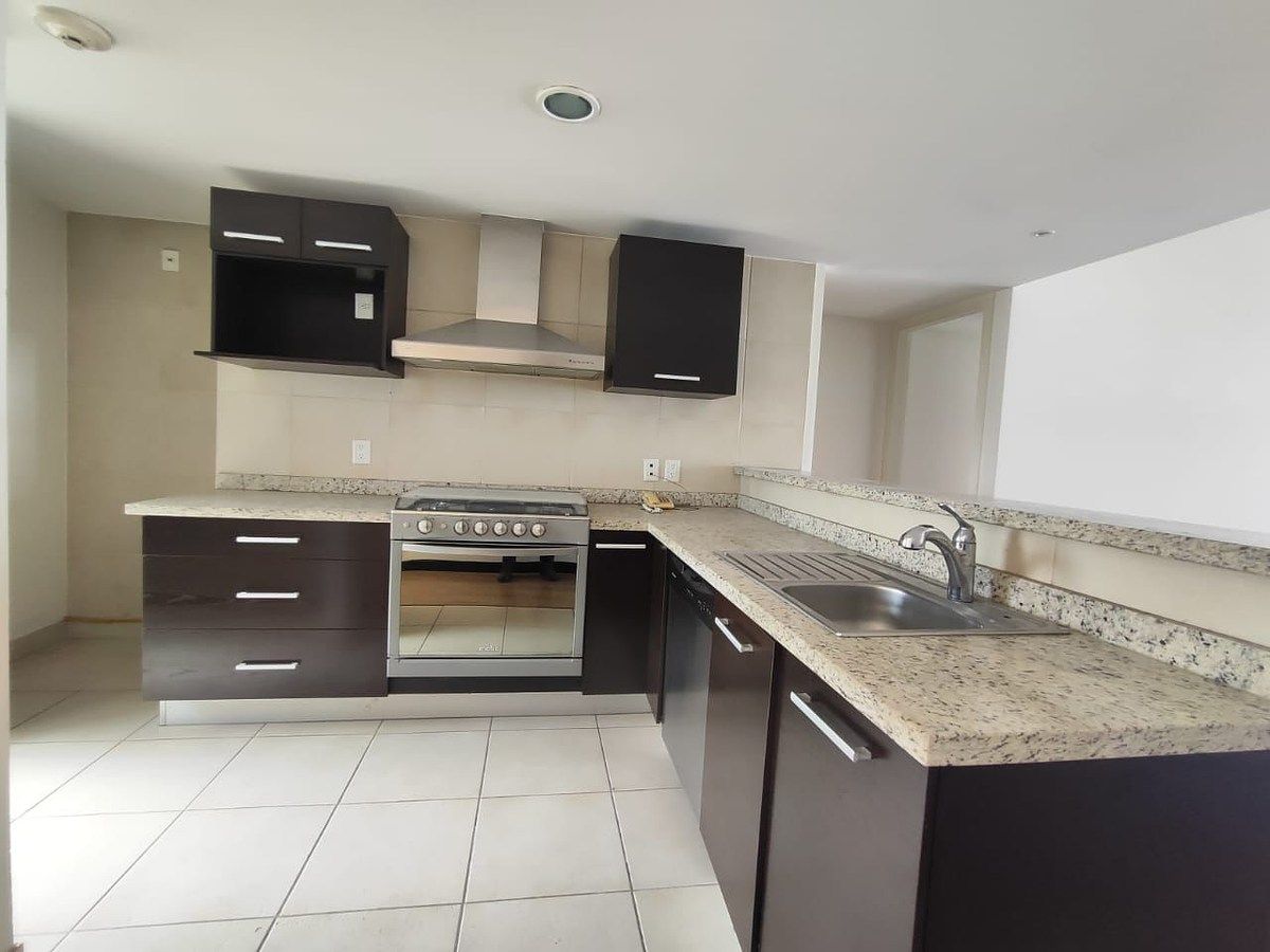 4 of 44: Cocina equipada