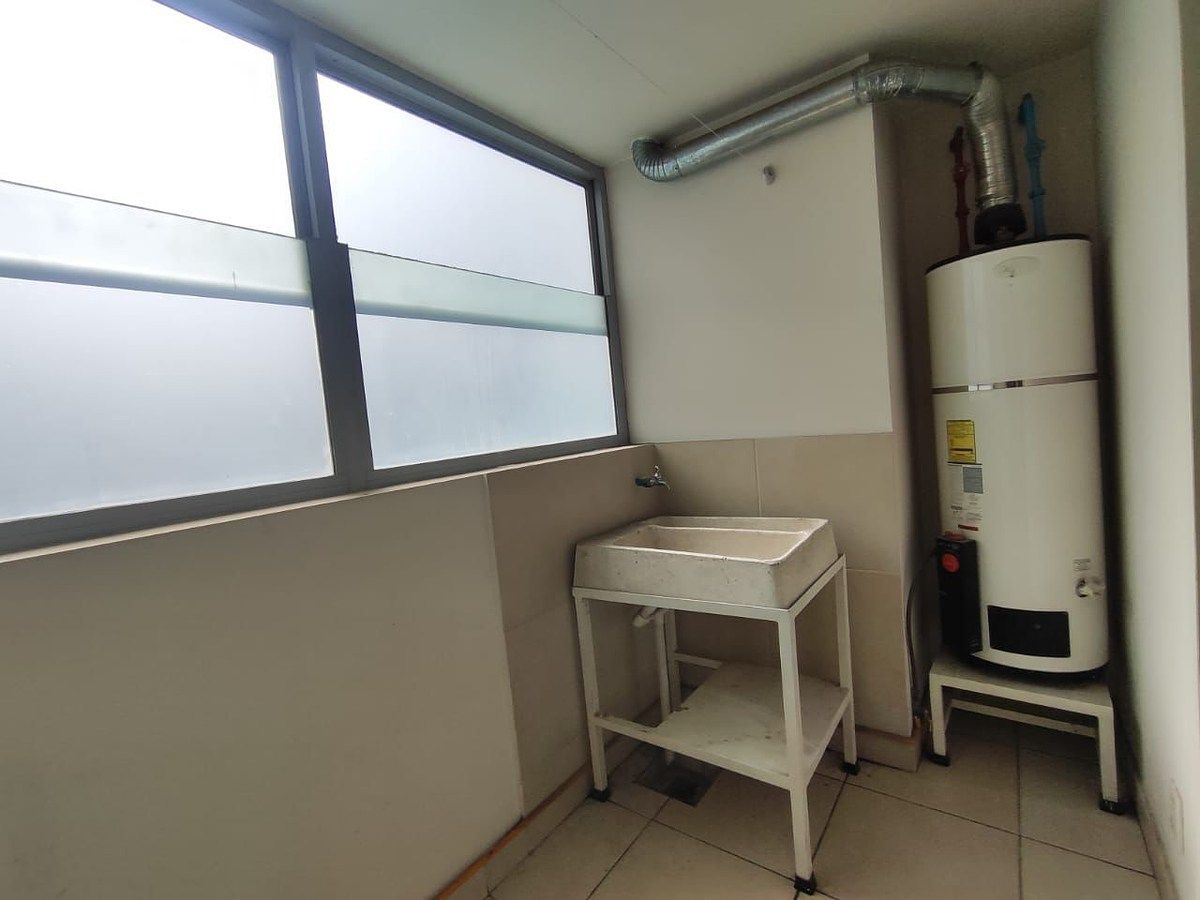 24 of 44: Cuarto de lavado y lavadero