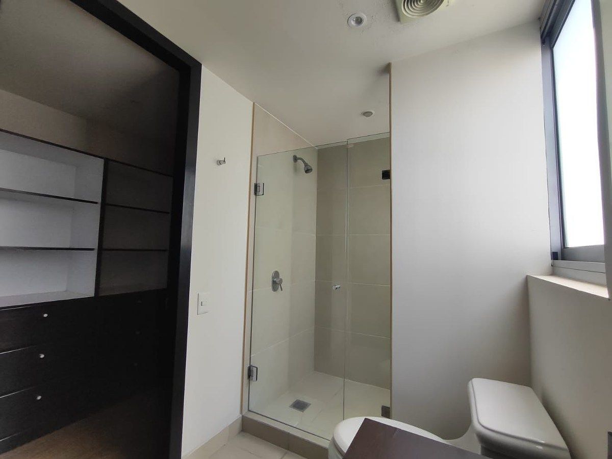 28 of 44: Baño 1 con closets