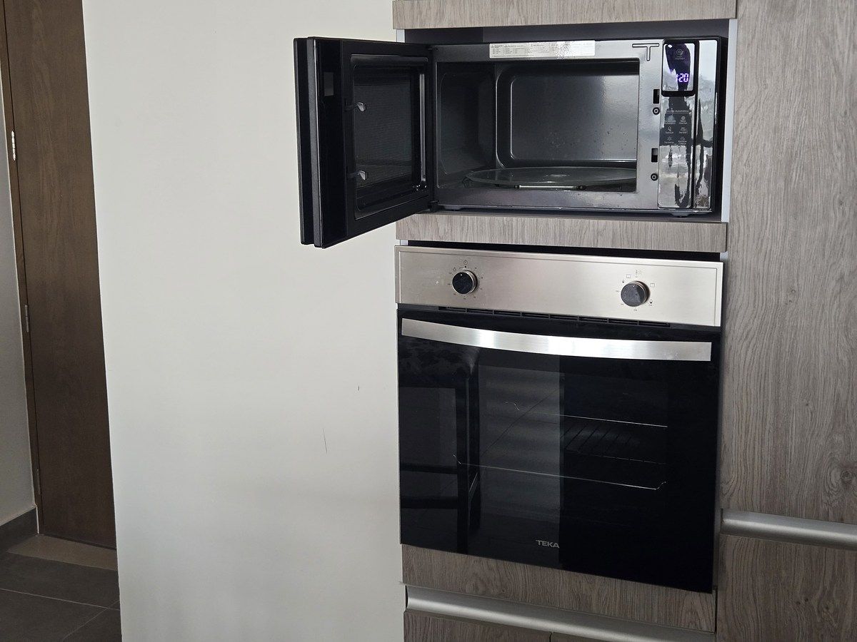 10 de 39: Kitchen Oven and Microwave