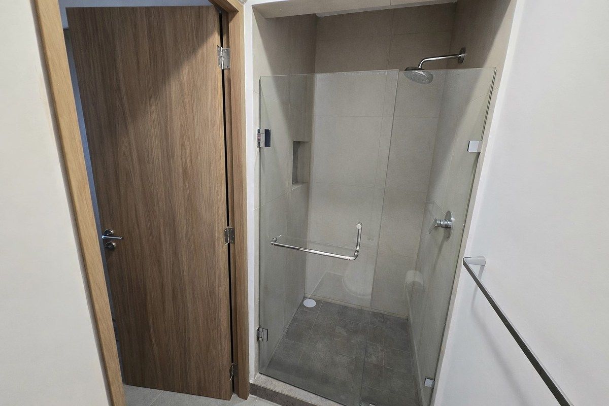 24 de 39: 2nd Bathroom