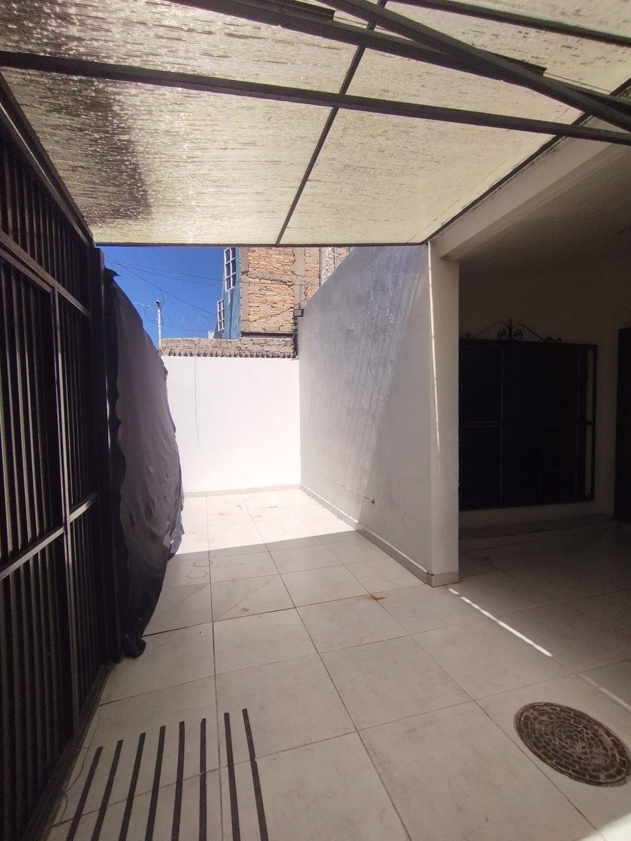 12 de 14: Segundo espacio de estacionamiento o área para jardín