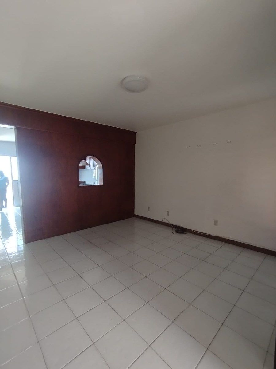 3 de 14: Muro de separación con cocina