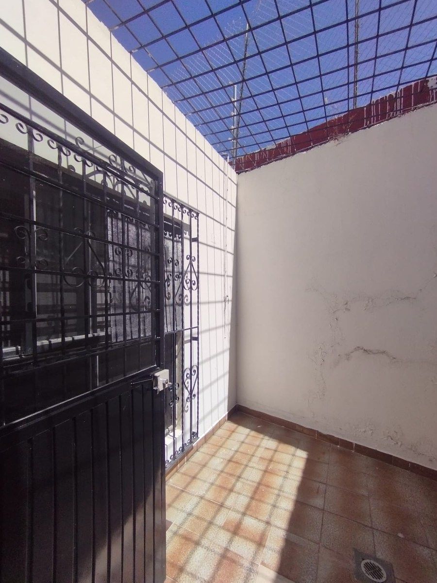 10 de 14: Protecciones de herrería en patio, ventanas e ingreso