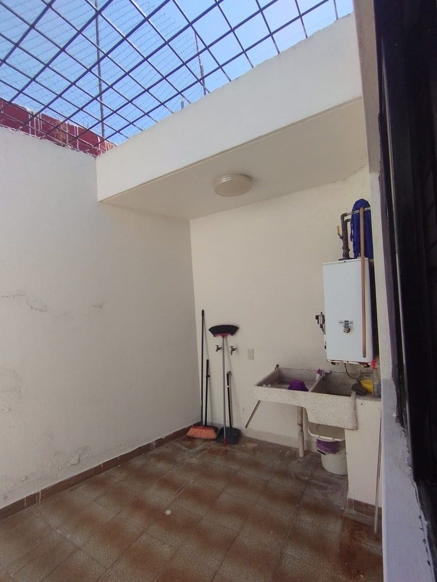 11 de 14: Patio con boiler y área de lavado techada