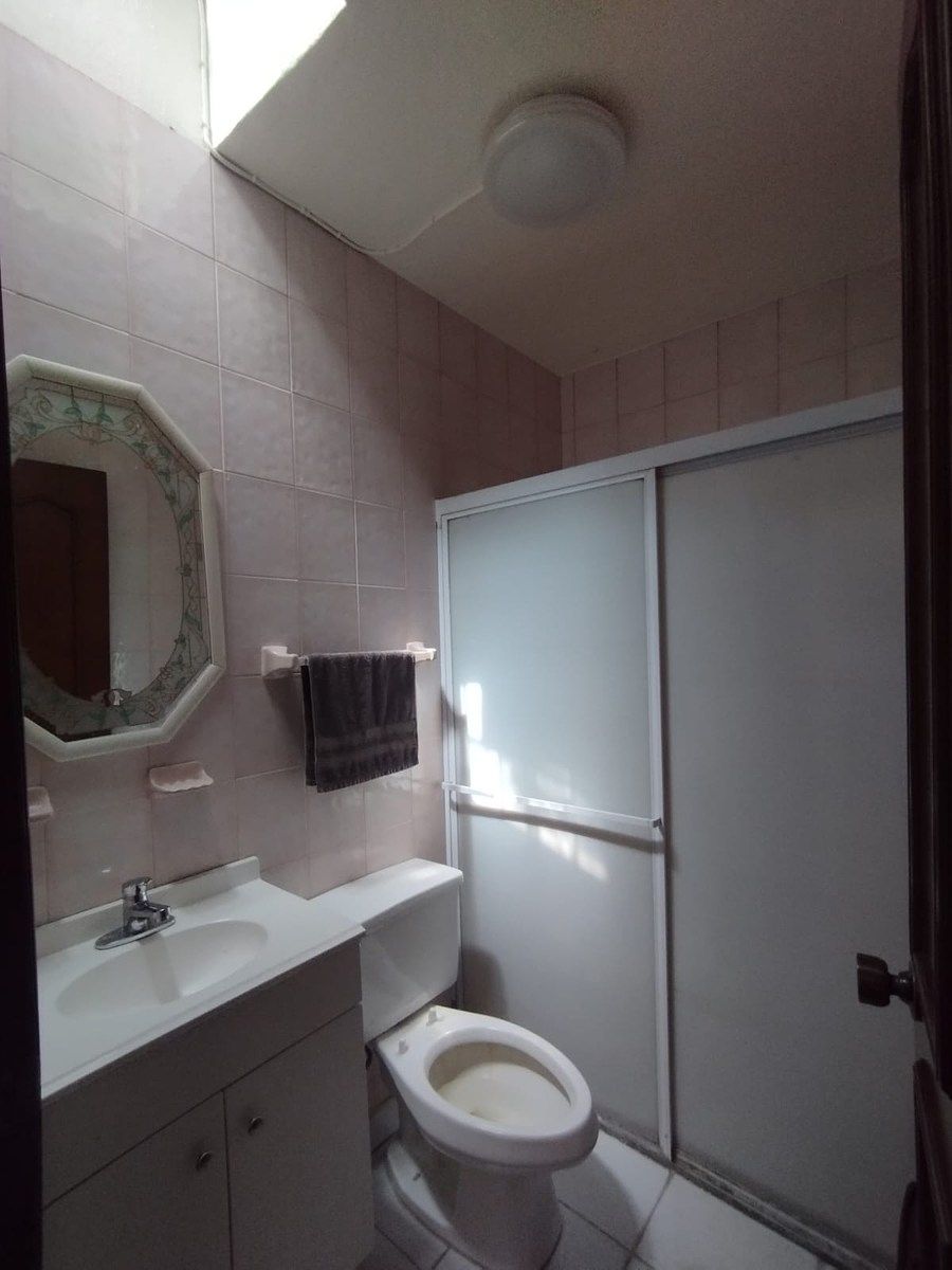 6 de 14: Baño completo para visitas y habitación secundaria