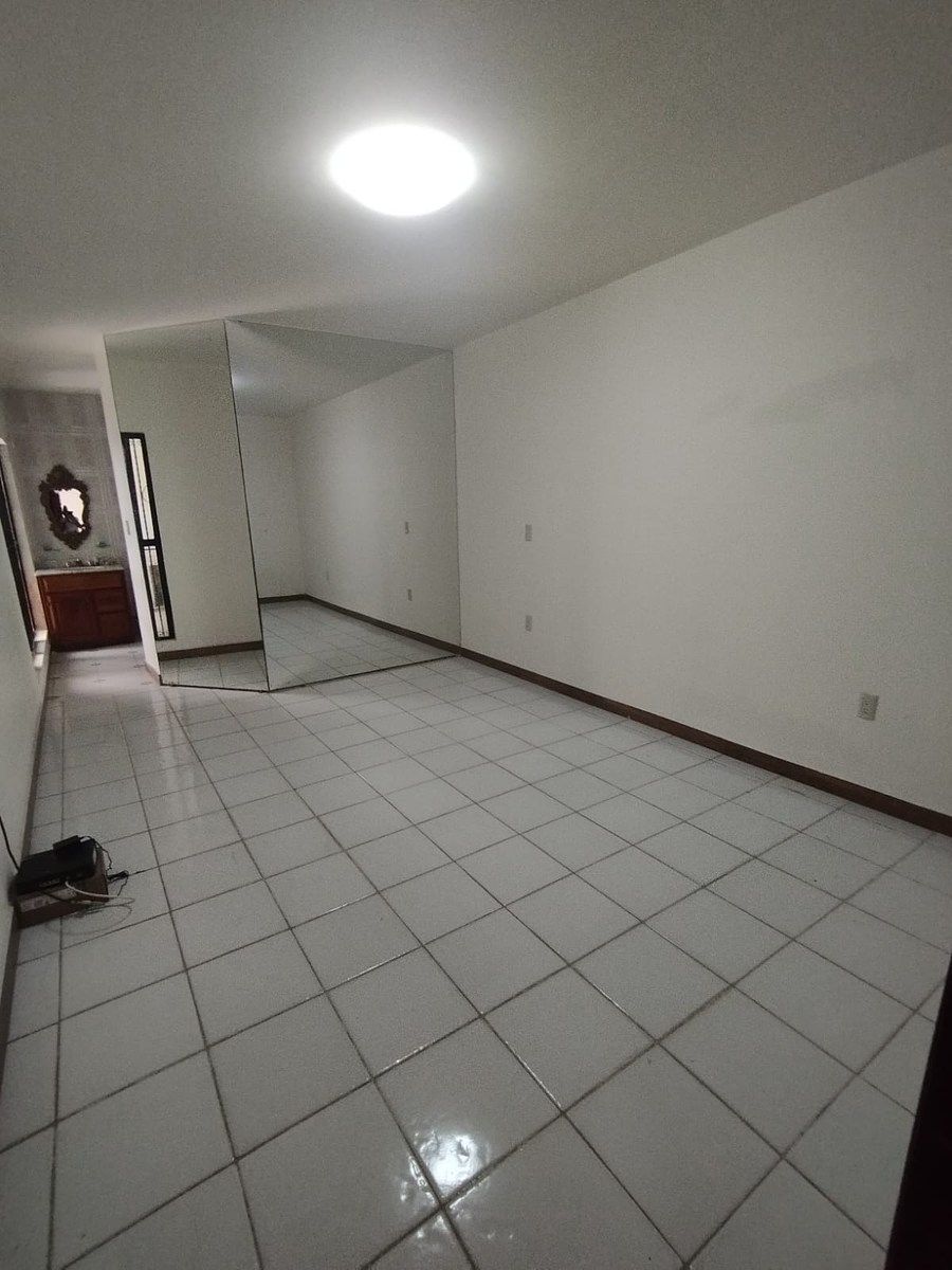 7 de 14: Habitación principal con espejos de piso a techo