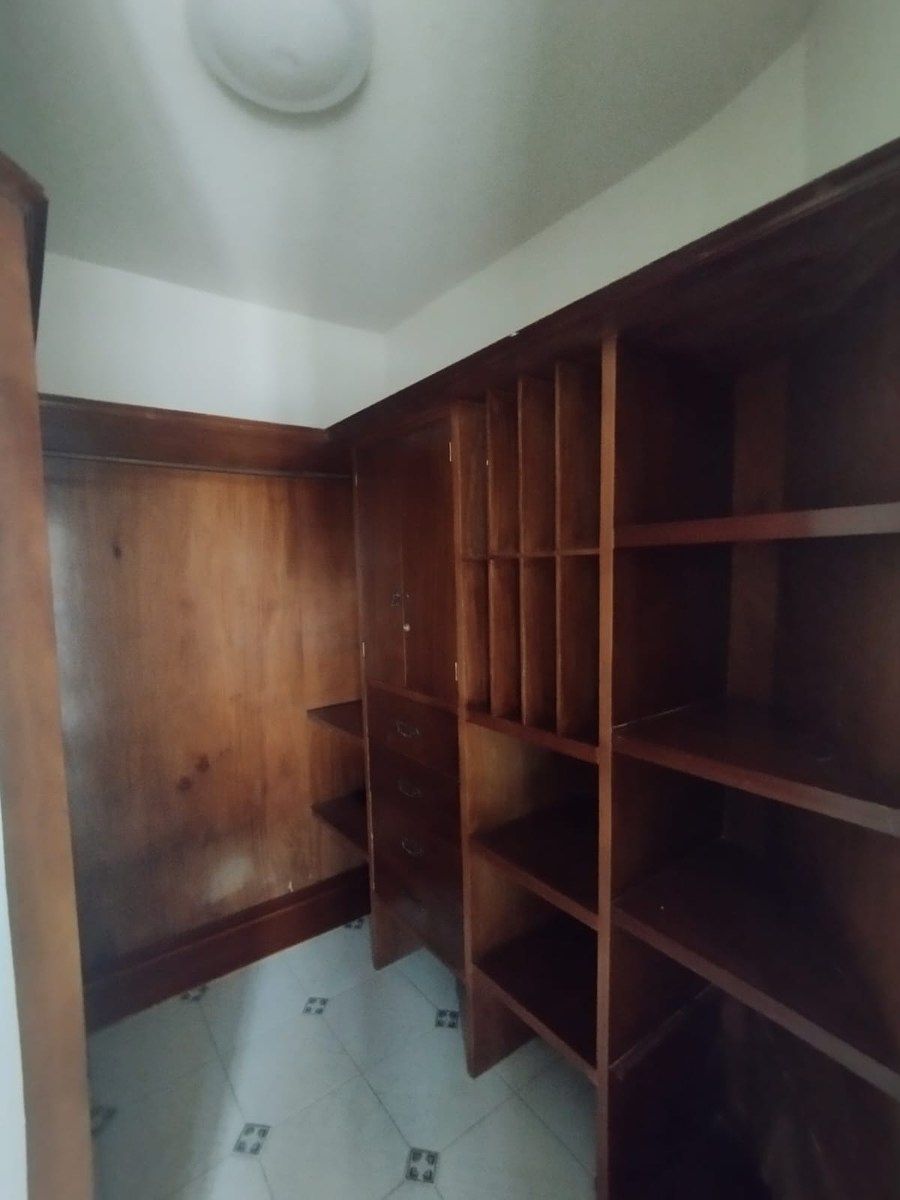 8 de 14: Vestidor en habitación principal