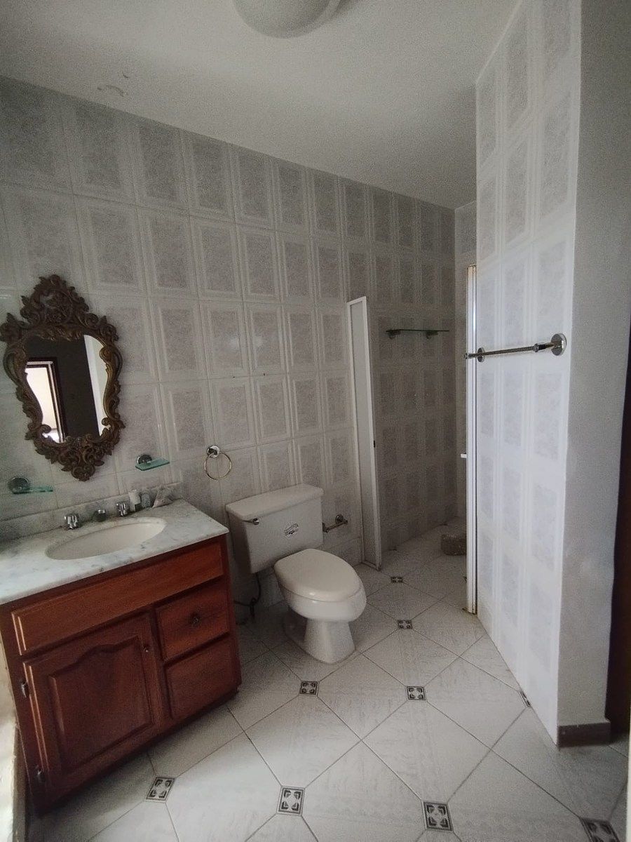 9 de 14: Baño completo en habitación principal