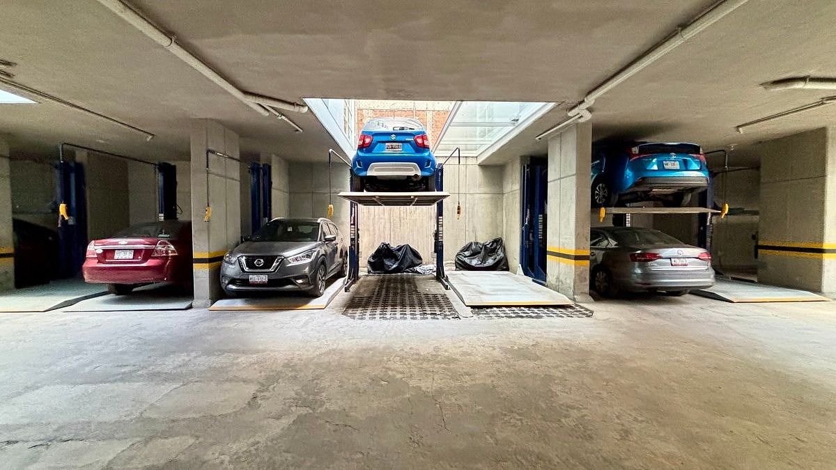 24 de 24: !Estyacionamiento coche azul