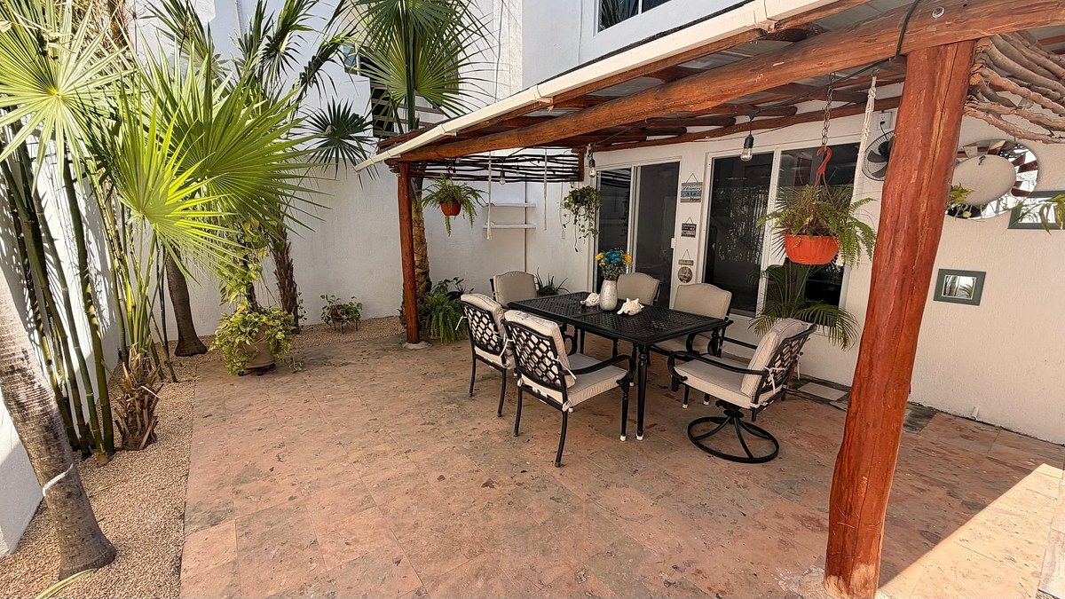 12 of 38: Terraza trasera