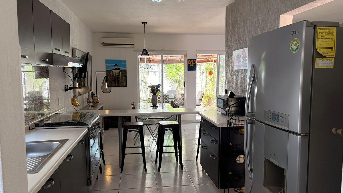 13 of 38: Cocina equipada