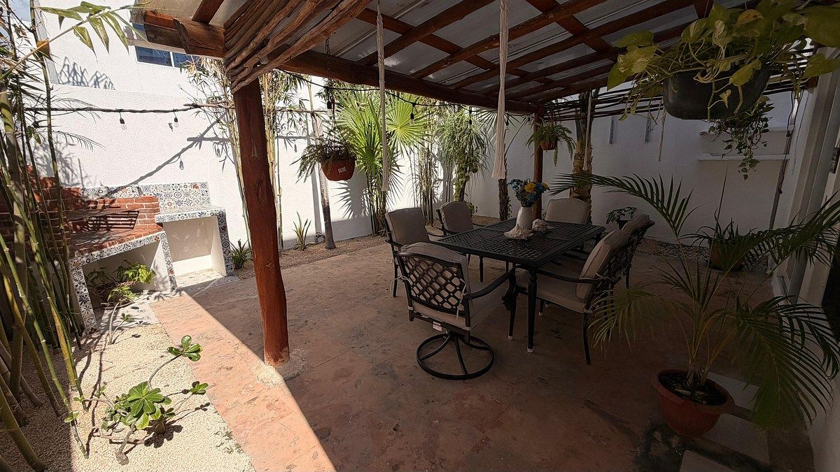 33 of 38: Terraza trasera