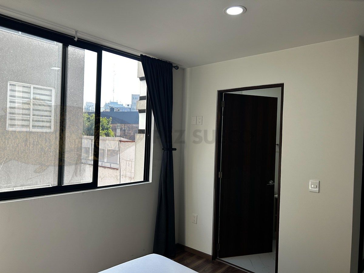 7 of 25: Puerta al baño de la recámara principal