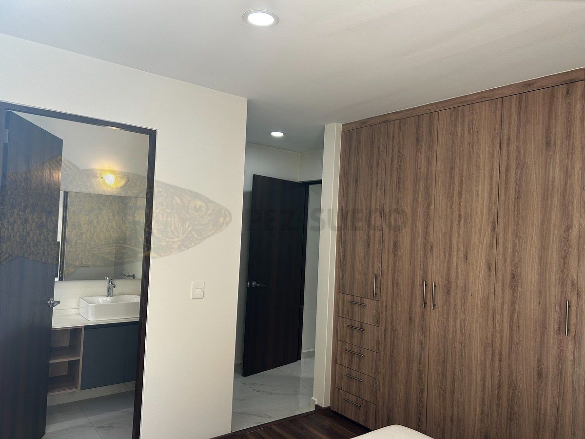 6 of 25: Recámara principal con clóset de pared a pared