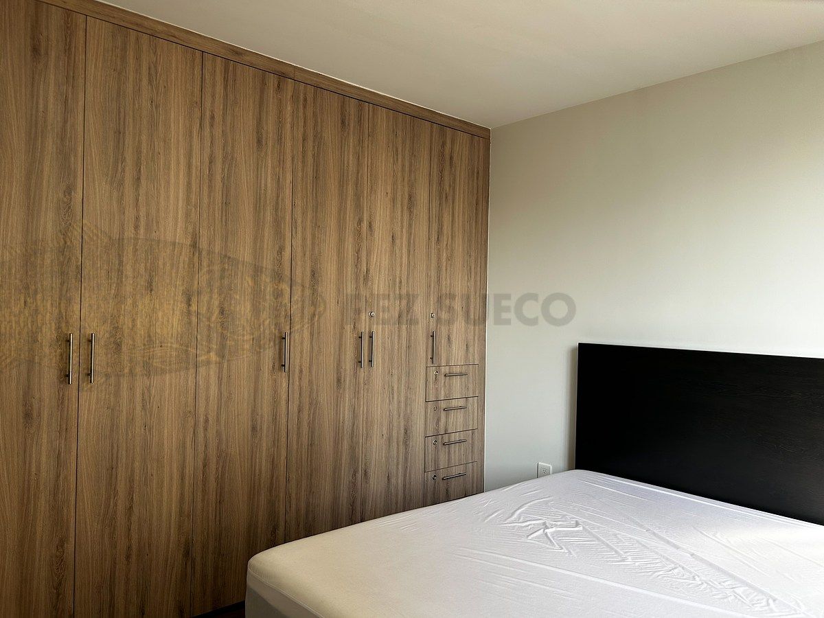 5 of 25: Recámara principal con clóset de pared a pared