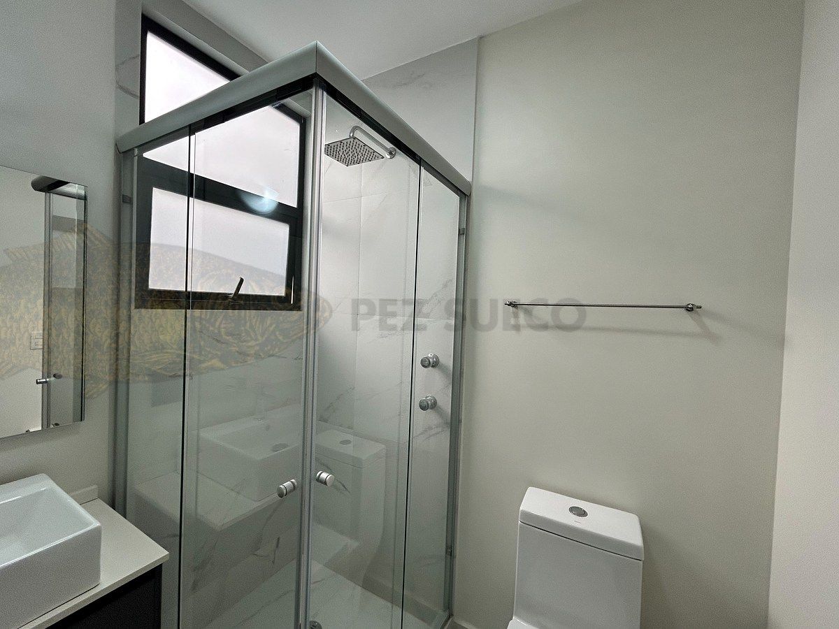 9 of 25: Baño compelto nuevo