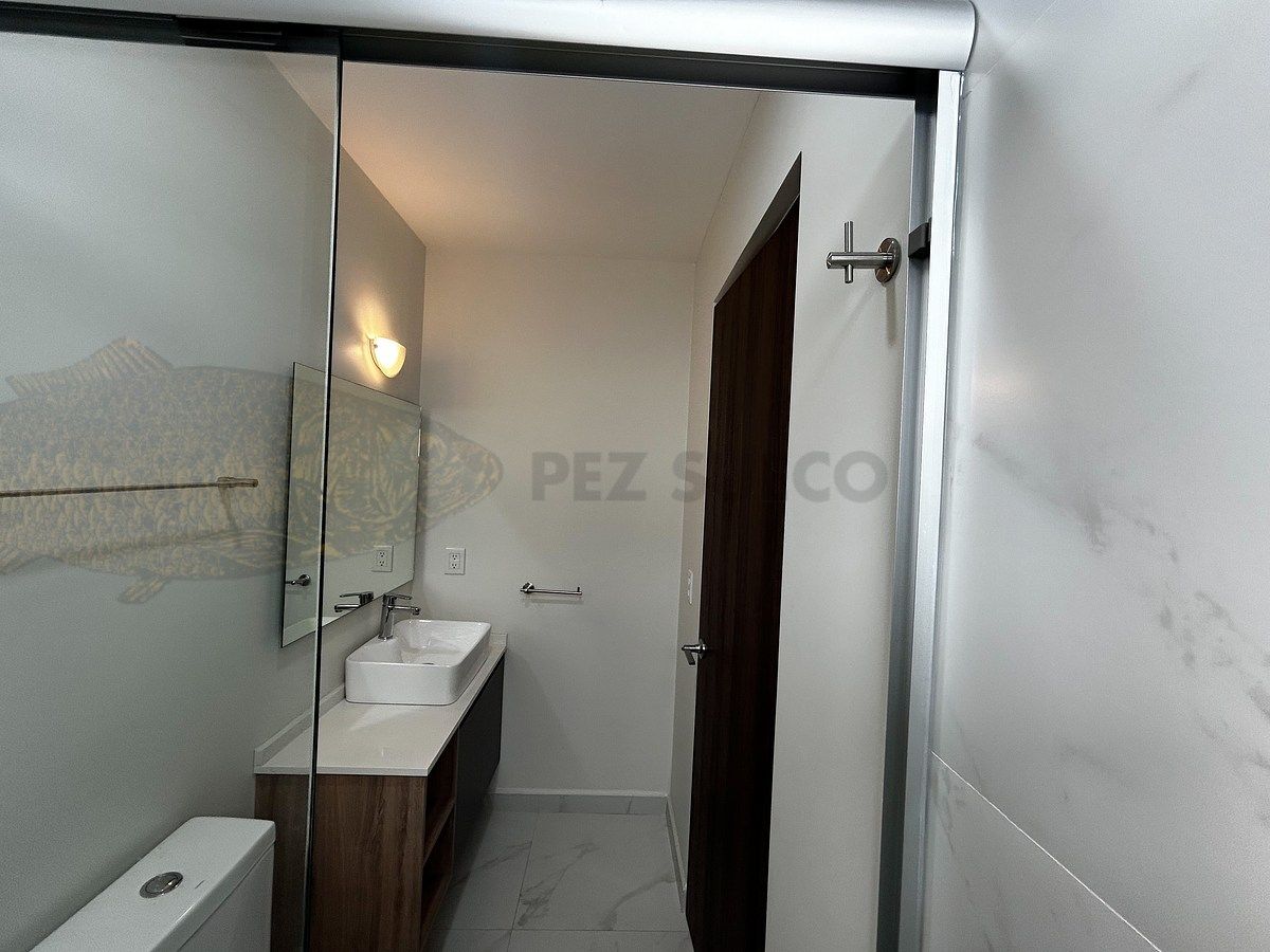 10 of 25: Baño completo nuevo