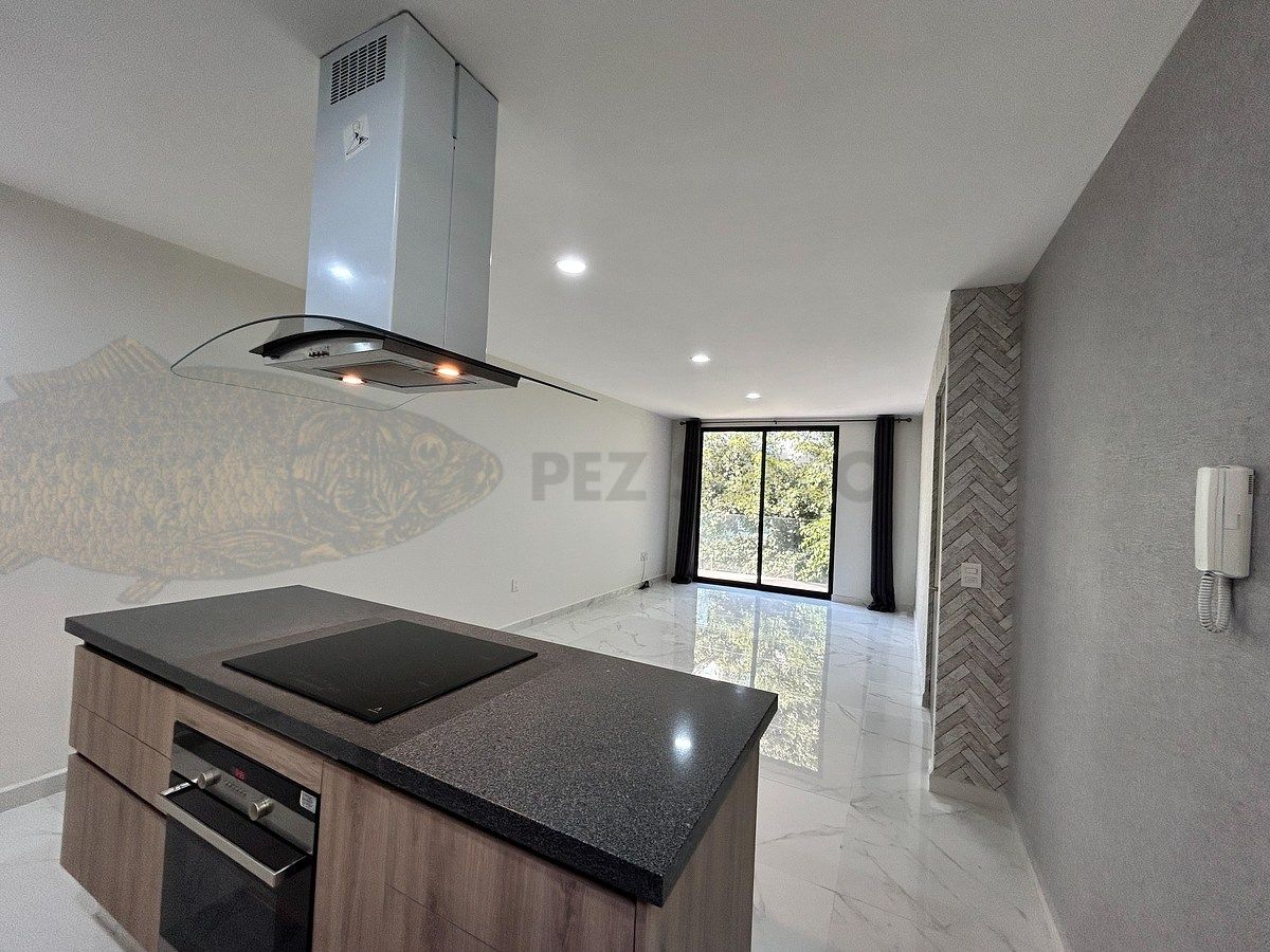 1 of 25: Área social con balcón que da a un árbol hermoso