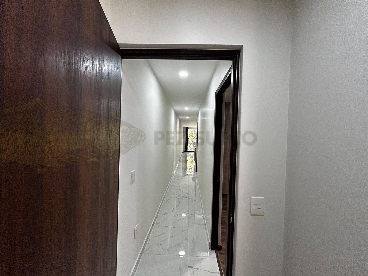 4 of 25: Pasillo del área social a recámaras en primer piso