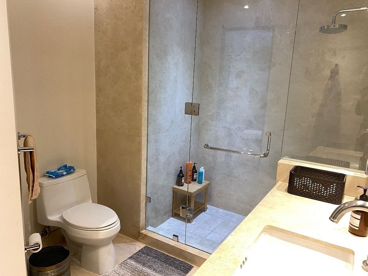 18 de 28: Baño secundario