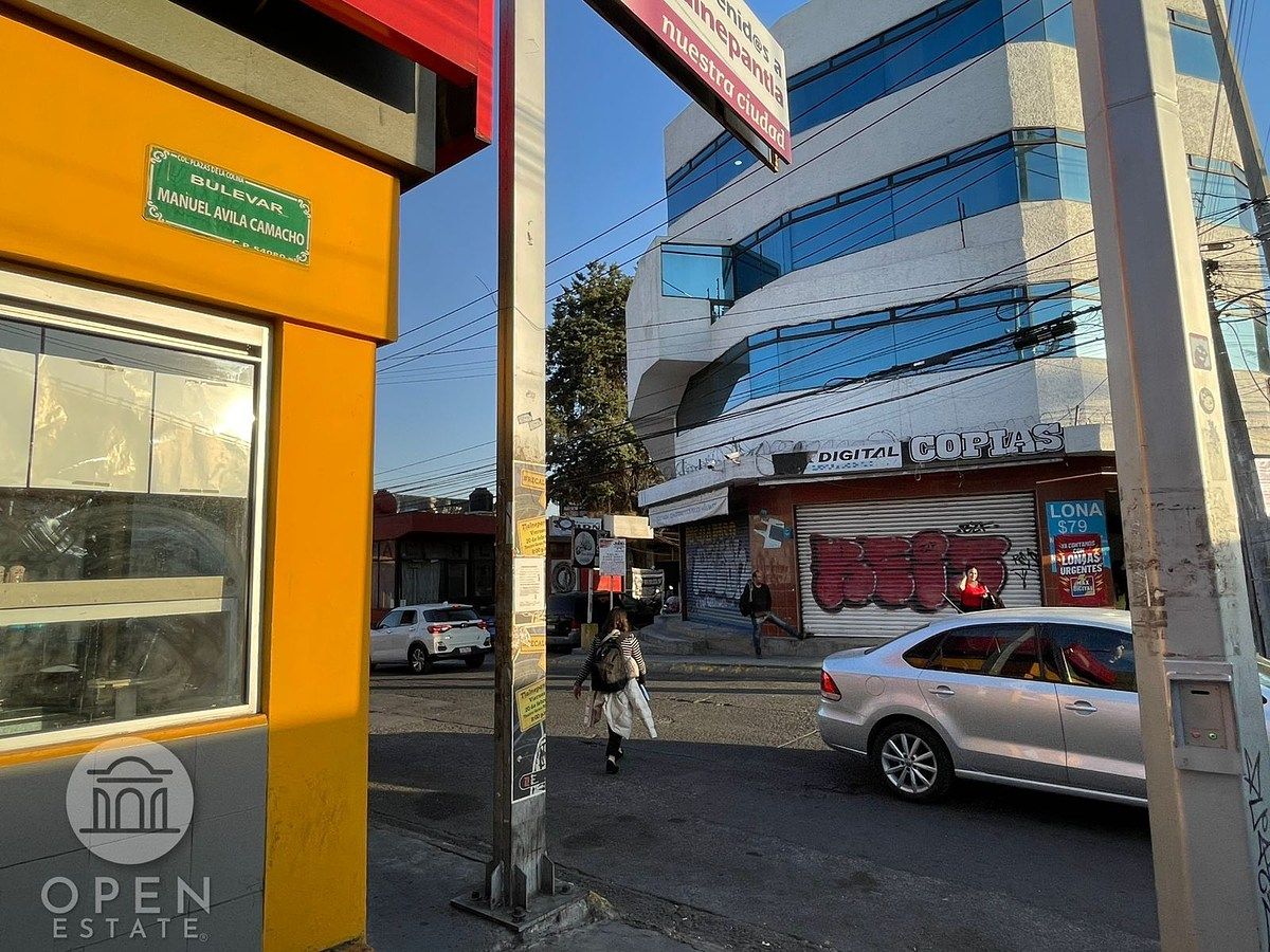 5 de 25: atras de edifico circular sobre periferico