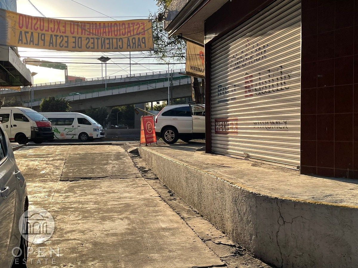 8 de 25: varios estacionamientos disponibles