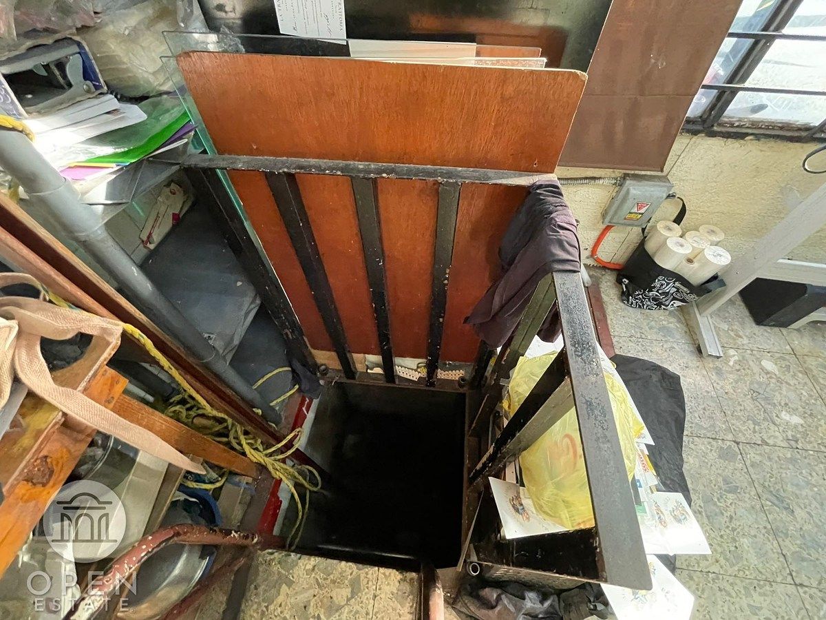 13 de 25: acceso a bodega subterranea