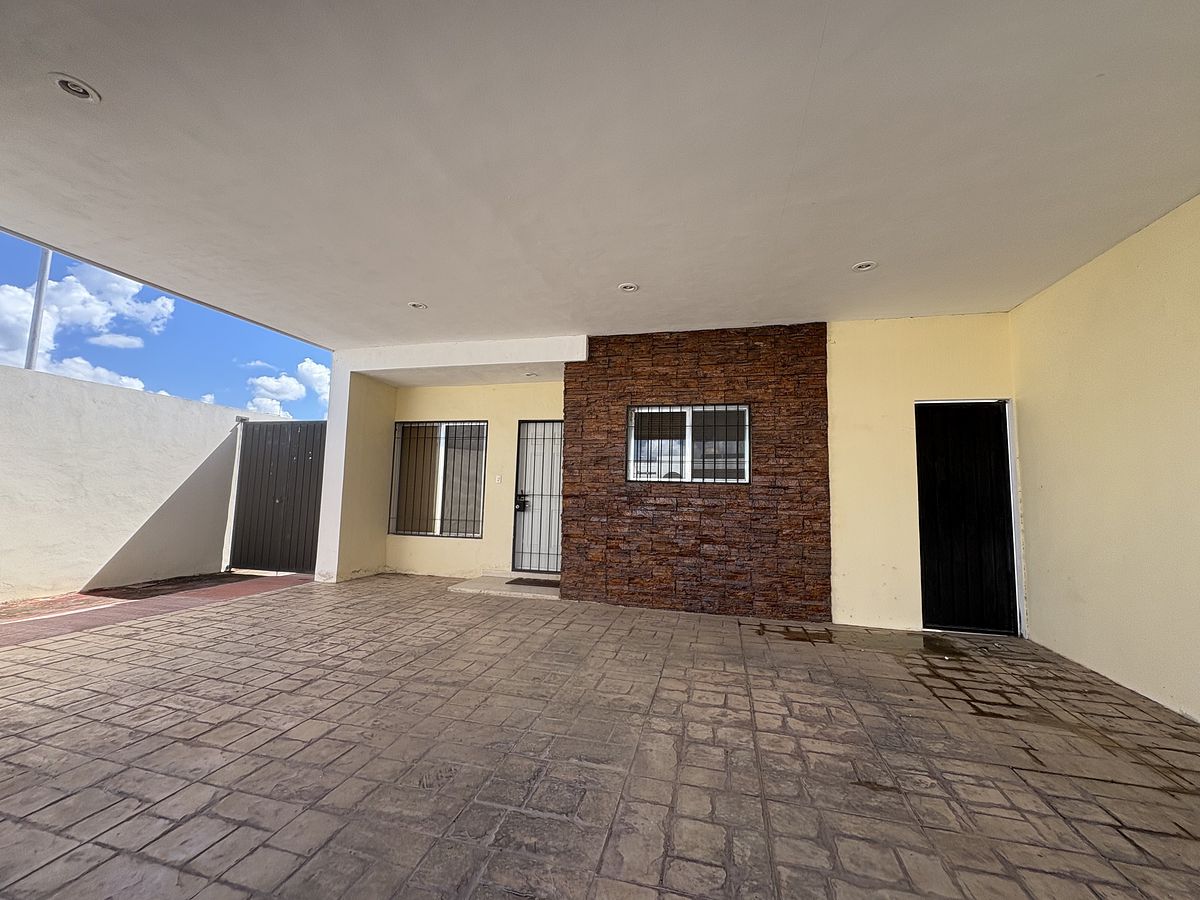 1 de 15: Entrada principal con cochera techada