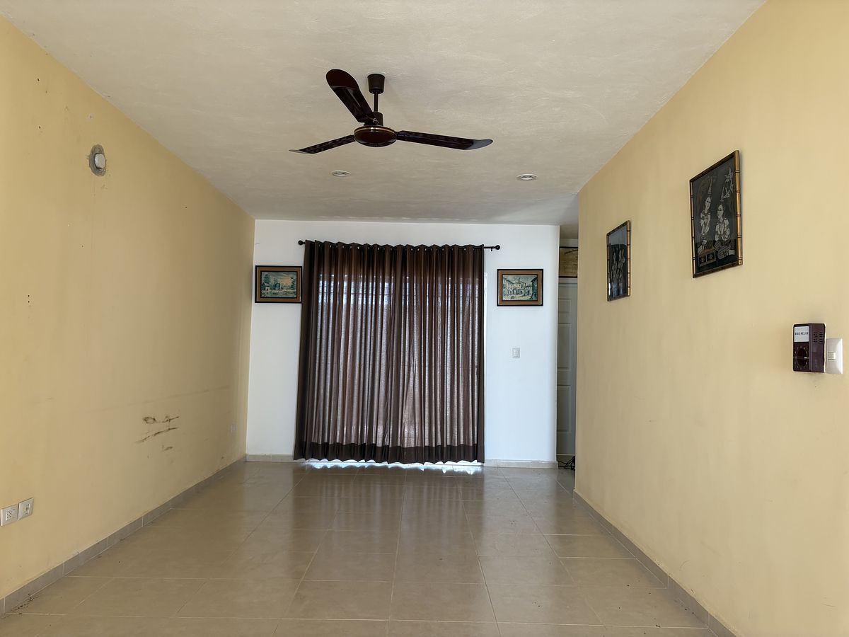 2 de 15: Sala comedor con salida a la terraza traserra