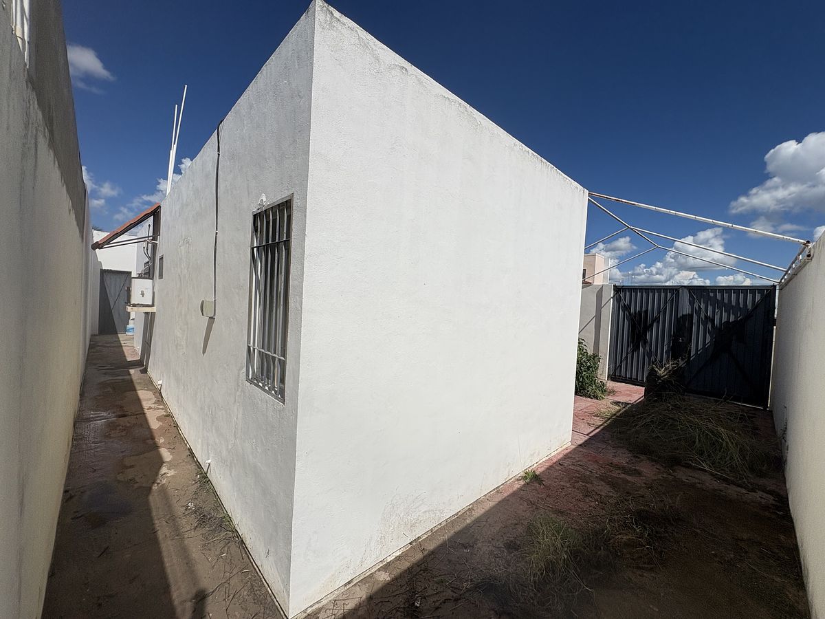 7 de 15: Pasillo lateral y patio con segundo acceso