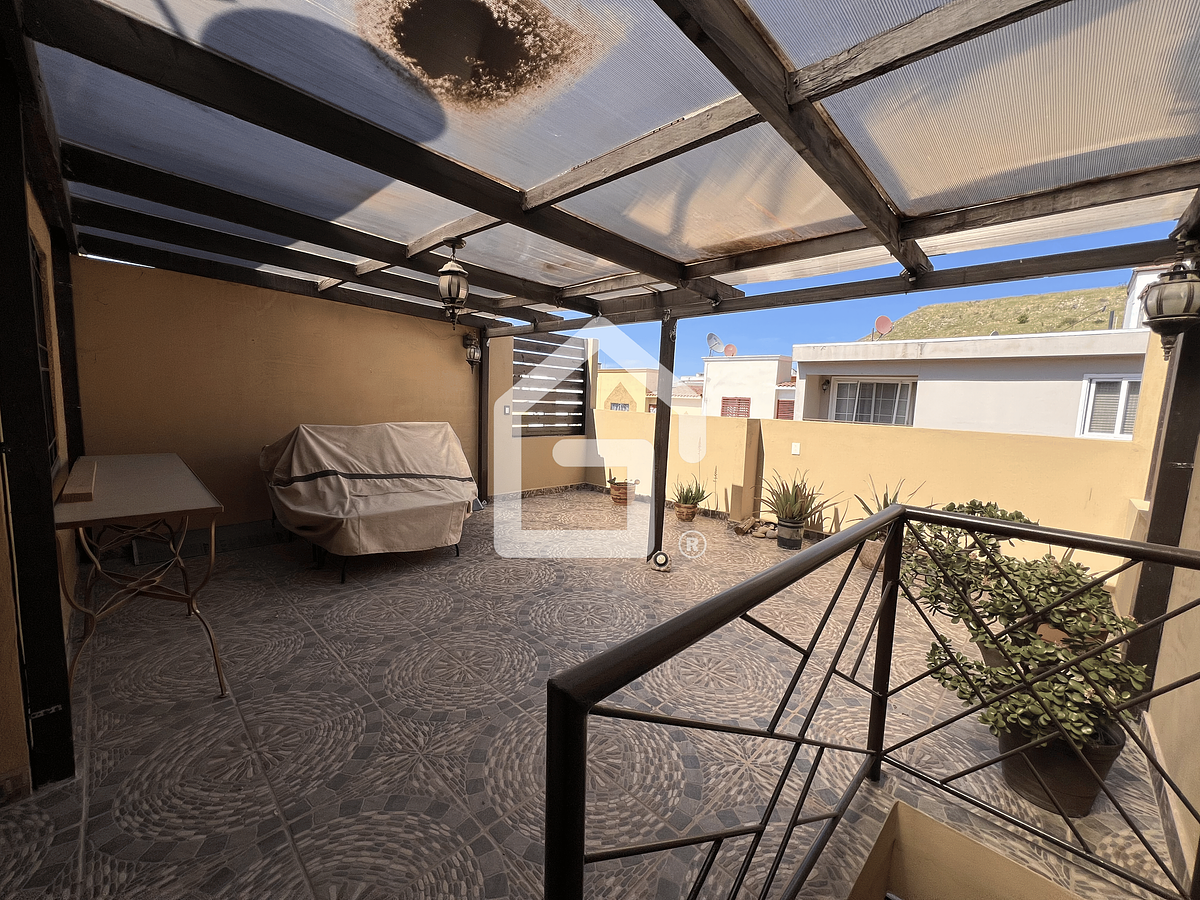 19 de 22: Terraza con escaleras para subir