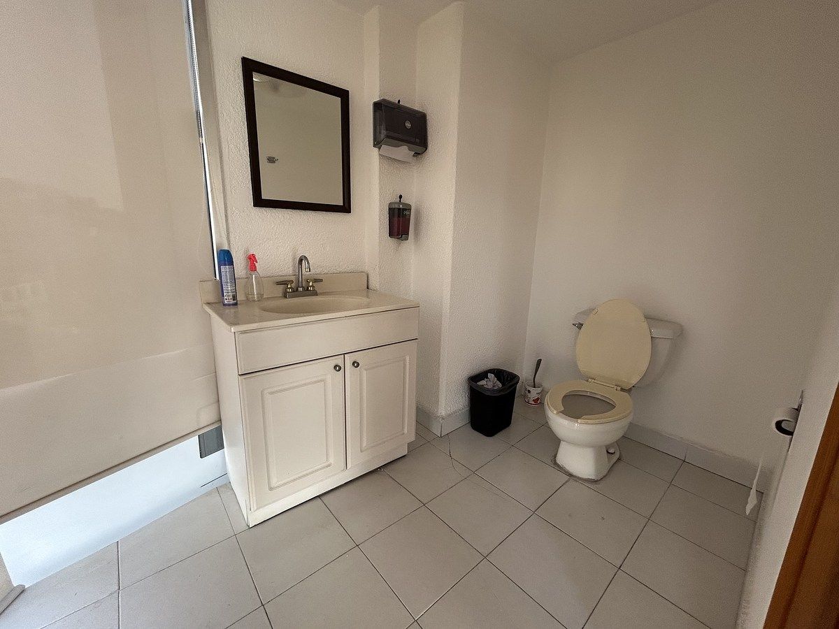 10 of 12: medio baño