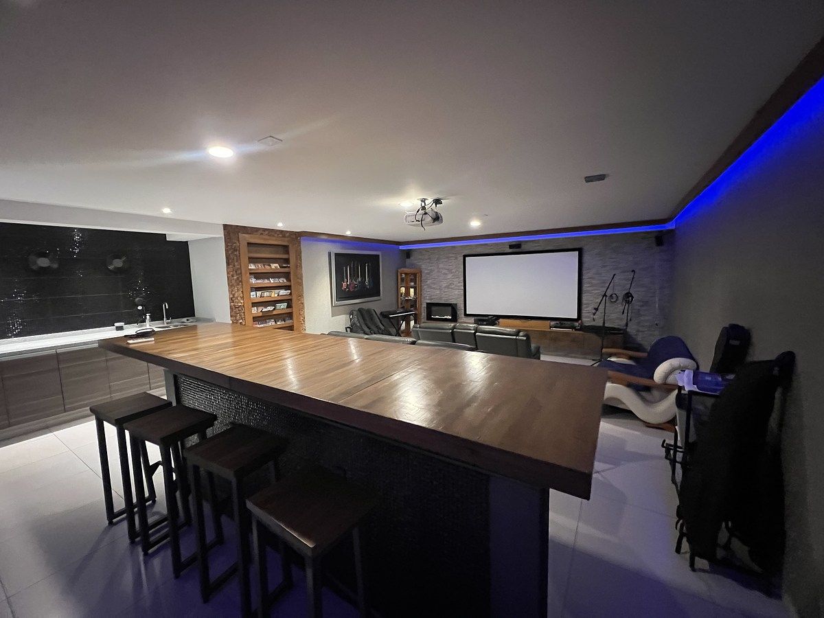 34 de 41: Sótano: Cine, Bar, Cocineta