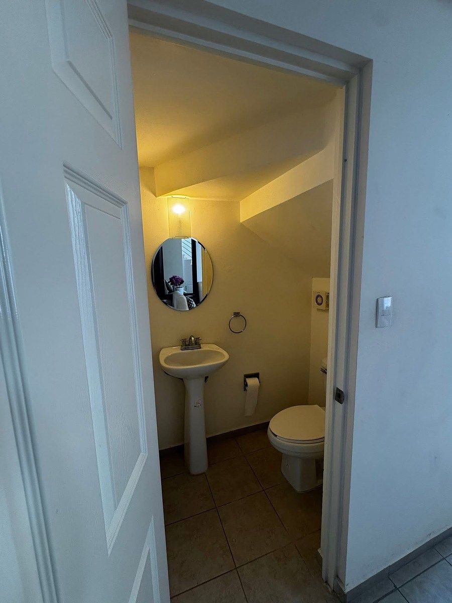 6 of 20: Medio Baño