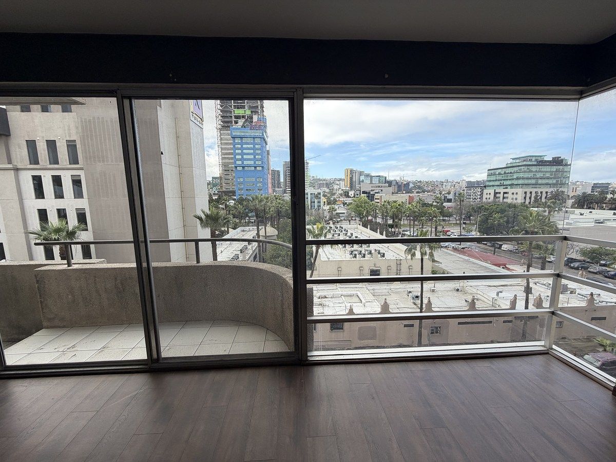 19 de 50: Balcón de recámara principal que conecta con sala