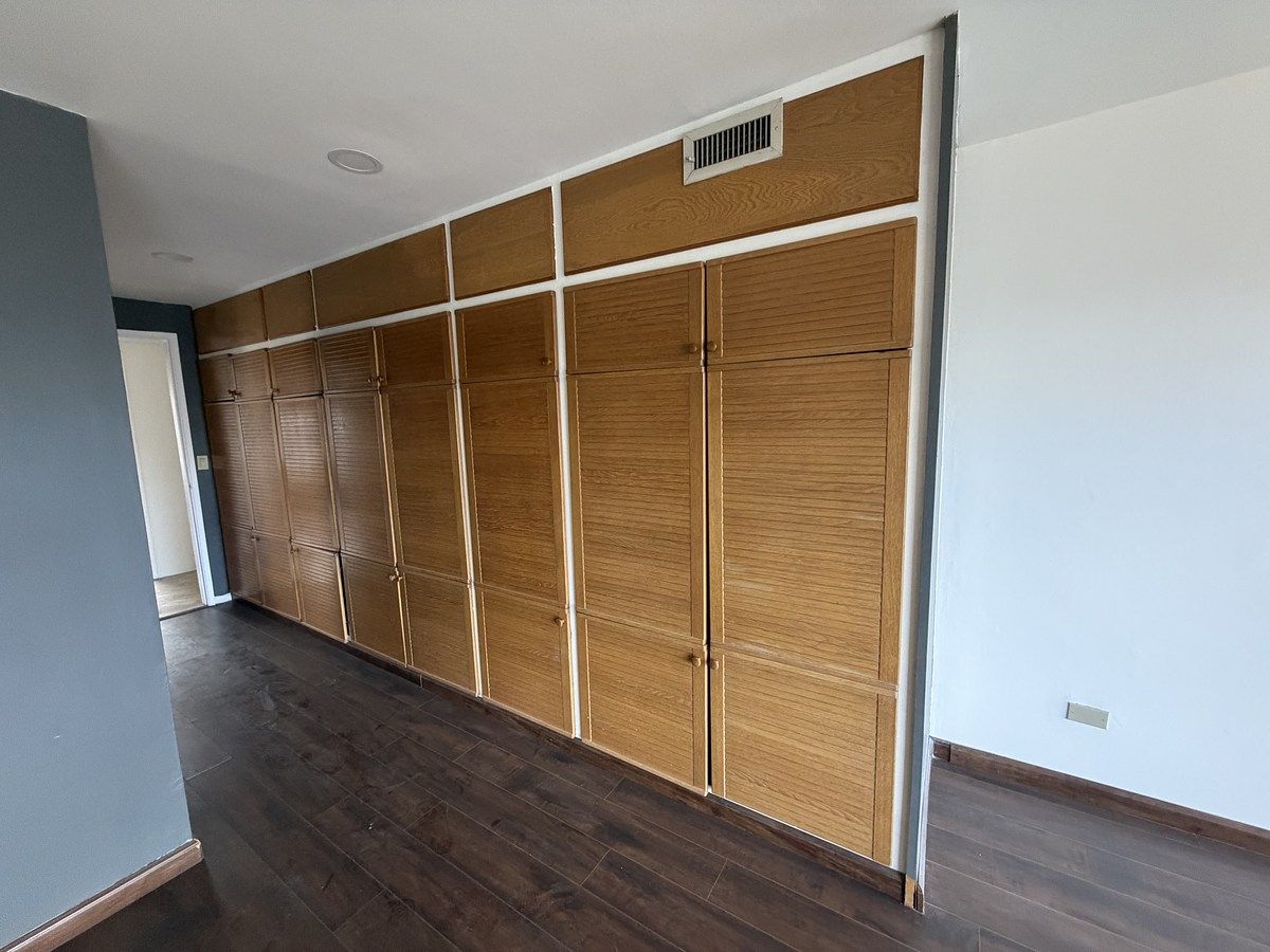 21 de 50: Clóset de recámara principal