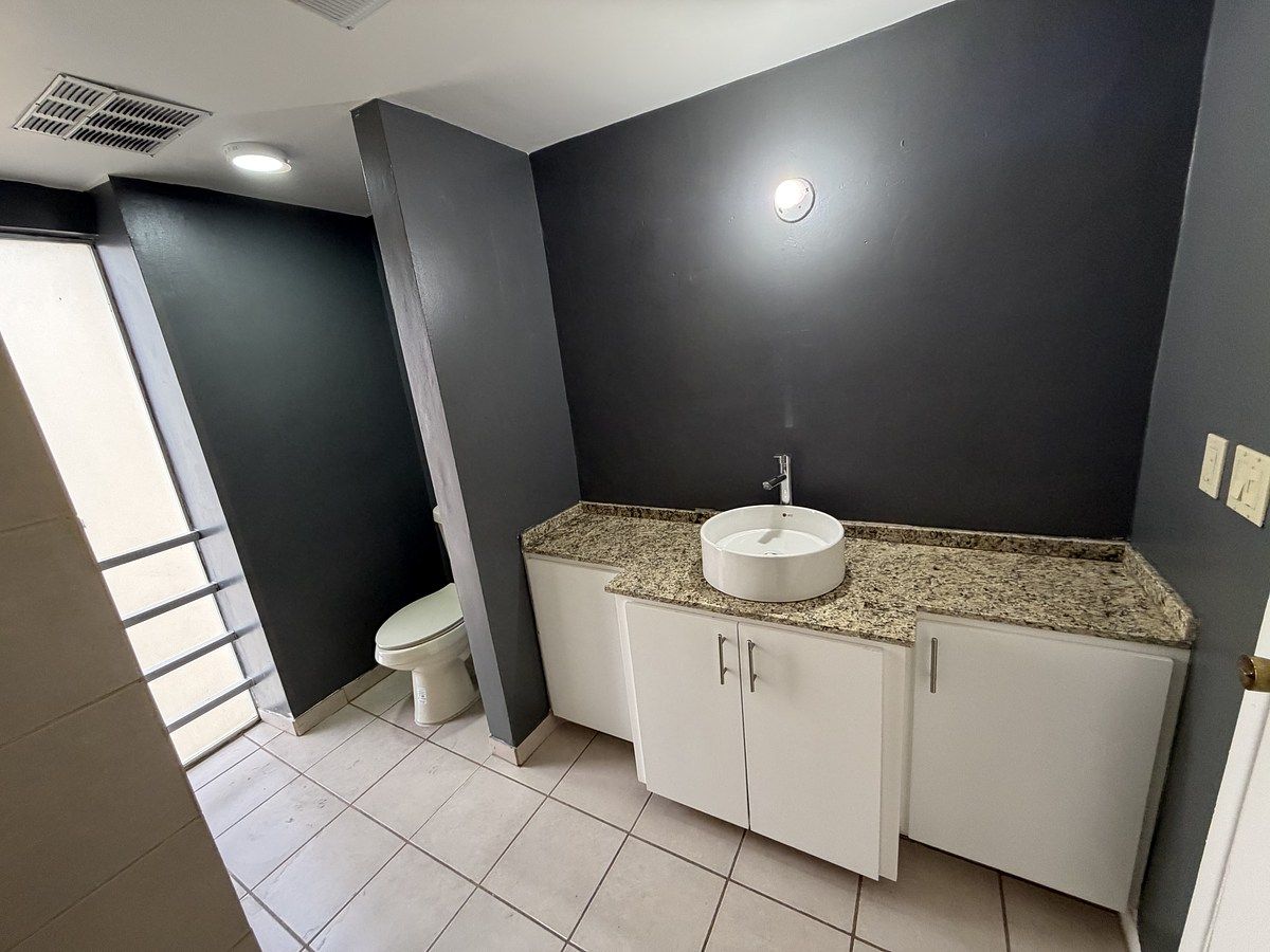 23 de 50: Baño completo de recámara principal