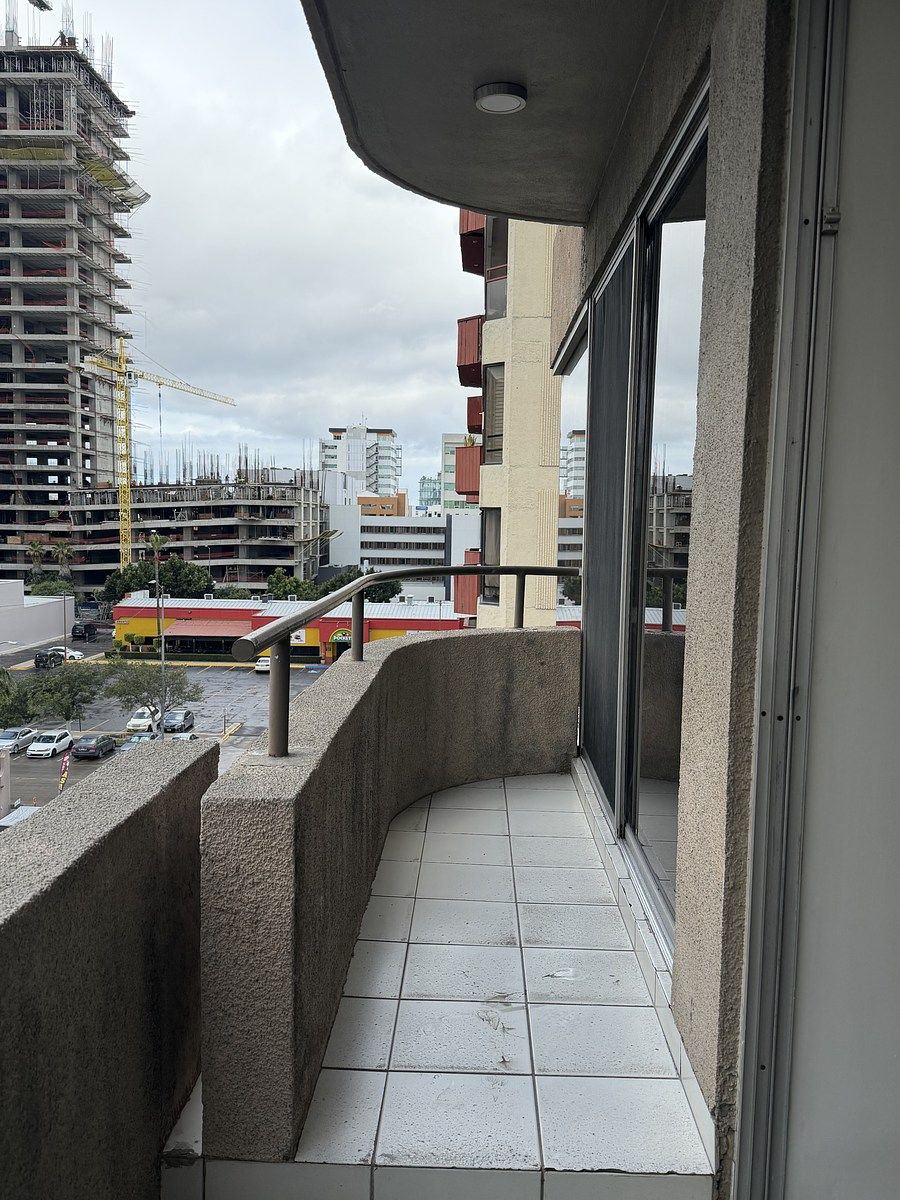 5 de 50: Balcón de sala que conecta con cuarto principal