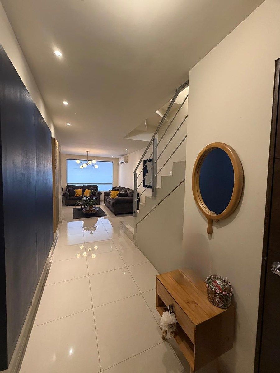 3 de 14: Pasillo entrada