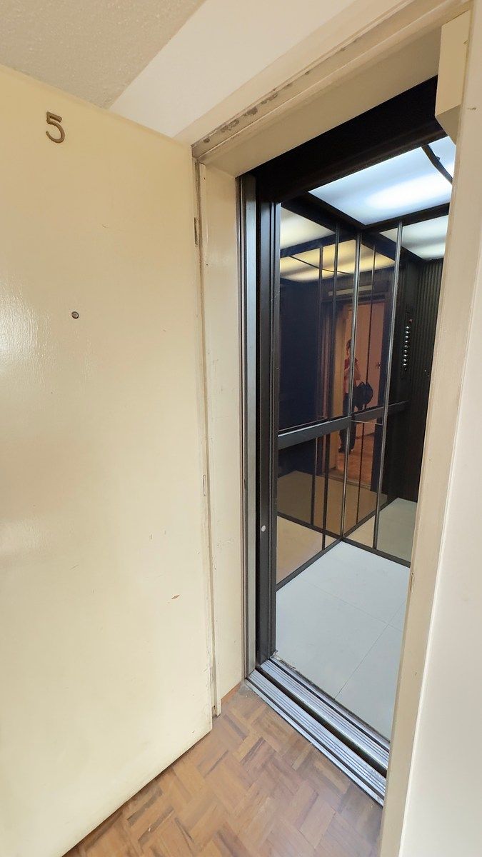 37 de 39: ELEVADOR AL PISO