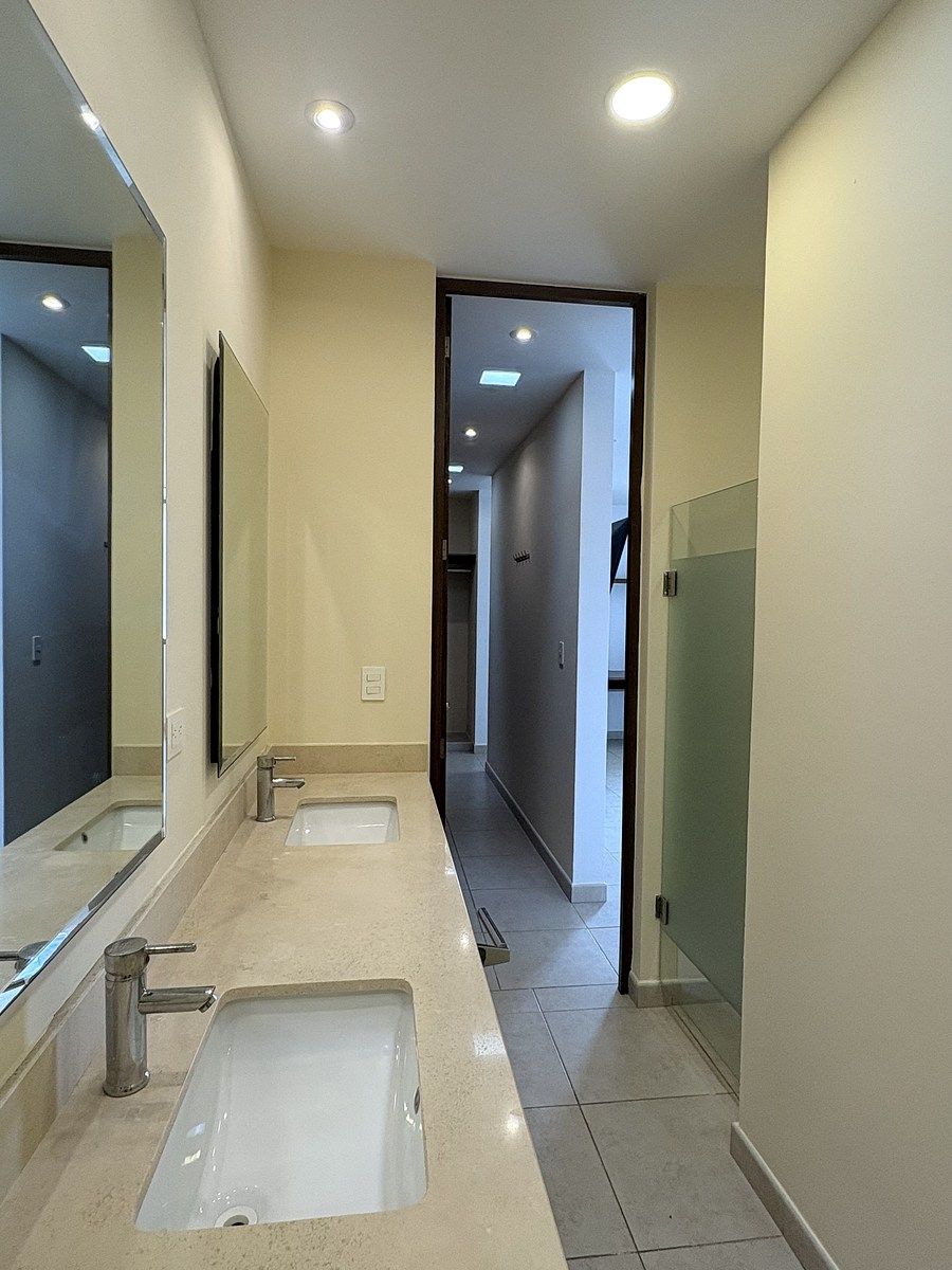 9 de 20: Pasillo del baño al vestidor