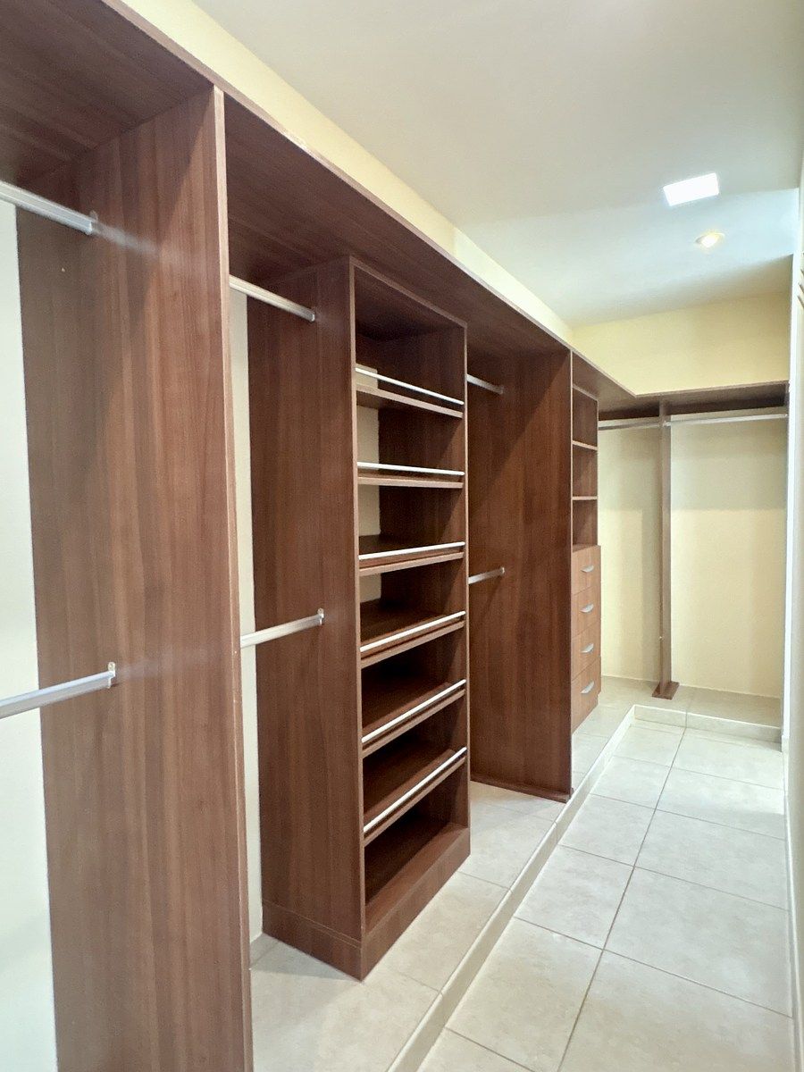 11 de 20: Walking clóset muy amplio que conecta con baño y cuarto