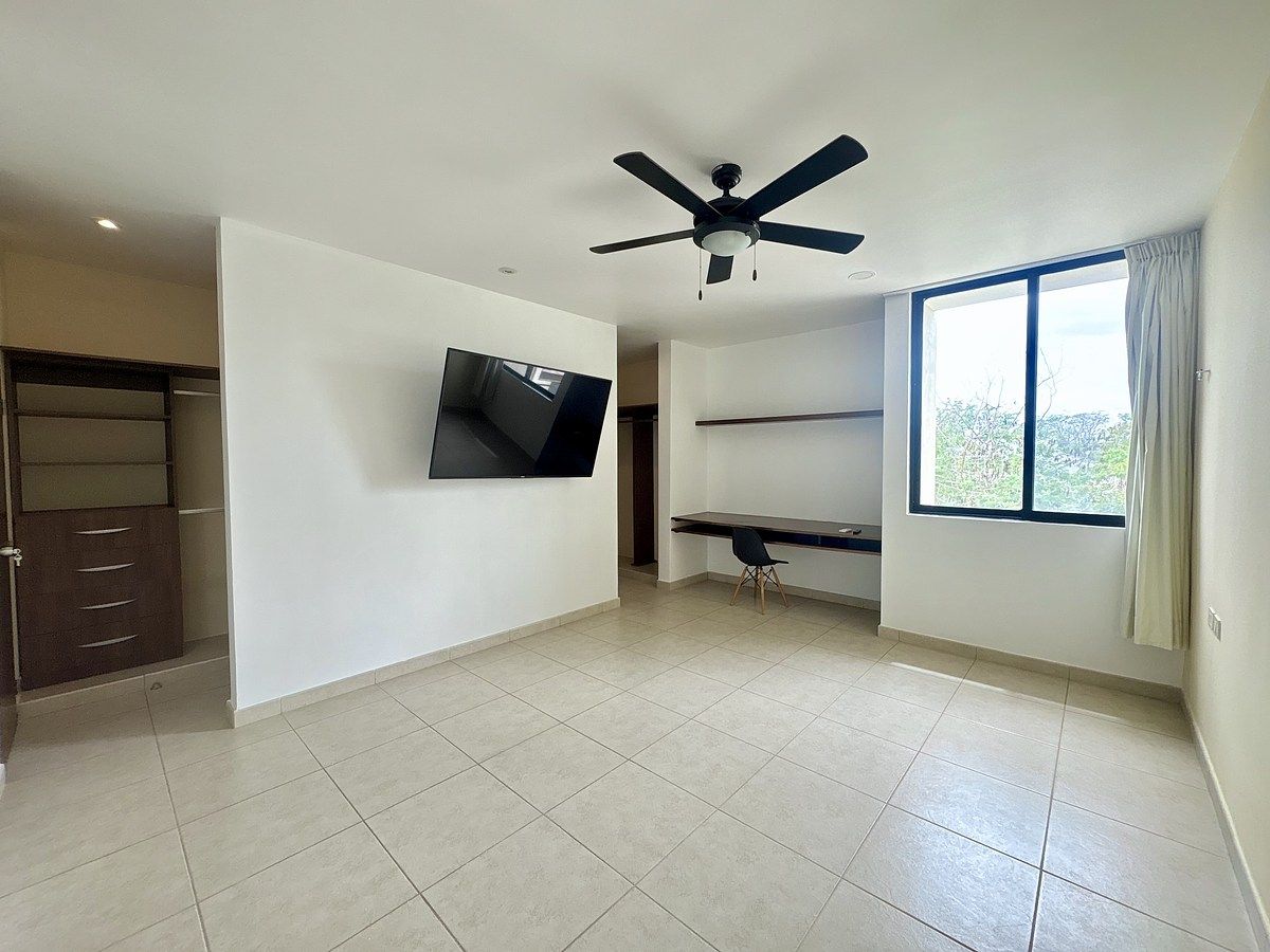 8 de 20: Cuarto principal con TV, walking clóset, baño completo