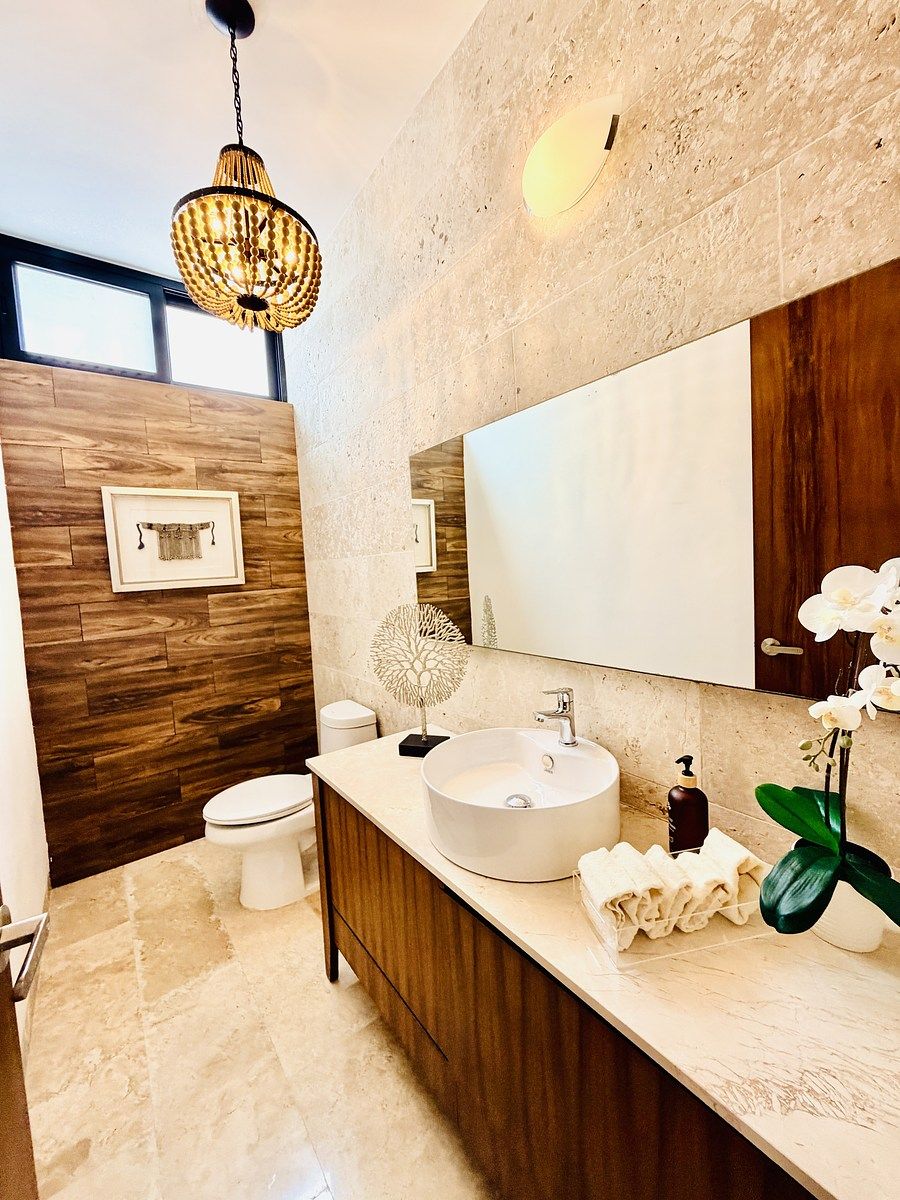 37 de 46: Medio baño de visitas