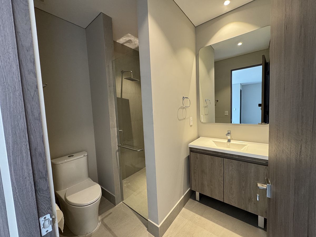 11 of 15: BAÑO COMPLETO COMPARTIDO CON RECAMARAS SECUNDARIAS