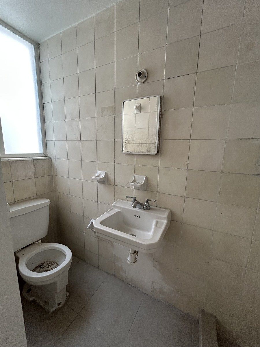 13 de 16: baño completo cuarto de servicio